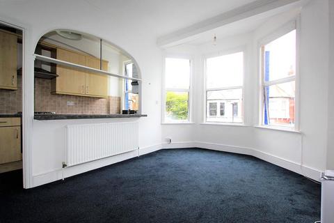 2 bedroom flat to rent, Hampden Road, London N8