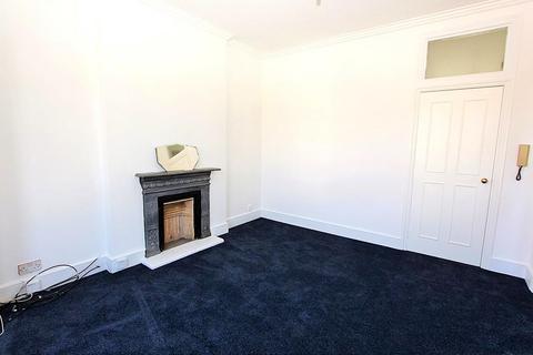 2 bedroom flat to rent, Hampden Road, London N8