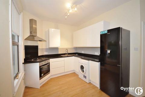 3 bedroom apartment to rent, Maidstone Road, London, N11