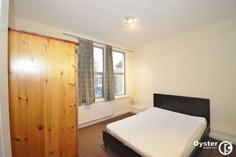 3 bedroom apartment to rent, Maidstone Road, London, N11