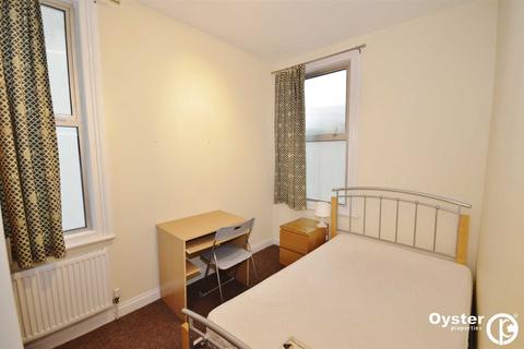 3 bedroom apartment to rent, Maidstone Road, London, N11