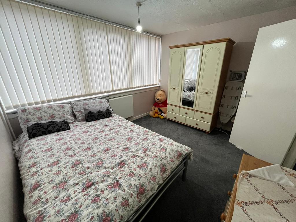 2nd bedroom