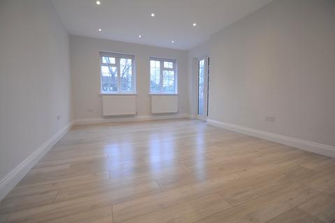 2 bedroom apartment to rent, Hersham Road