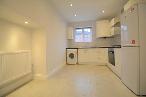 2 bedroom apartment to rent, Hersham Road