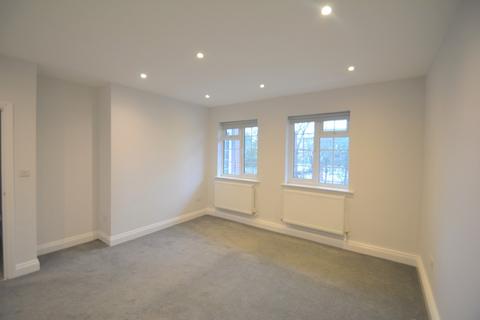 2 bedroom apartment to rent, Hersham Road