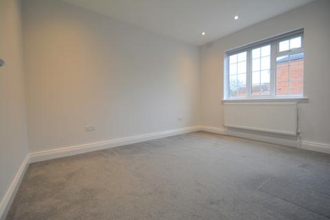 2 bedroom apartment to rent, Hersham Road