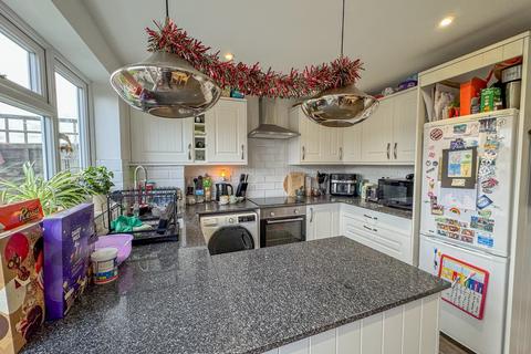 23 Barrymore Walk, Rayleigh, SS6 8YF