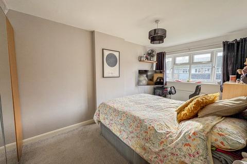 23 Barrymore Walk, Rayleigh, SS6 8YF
