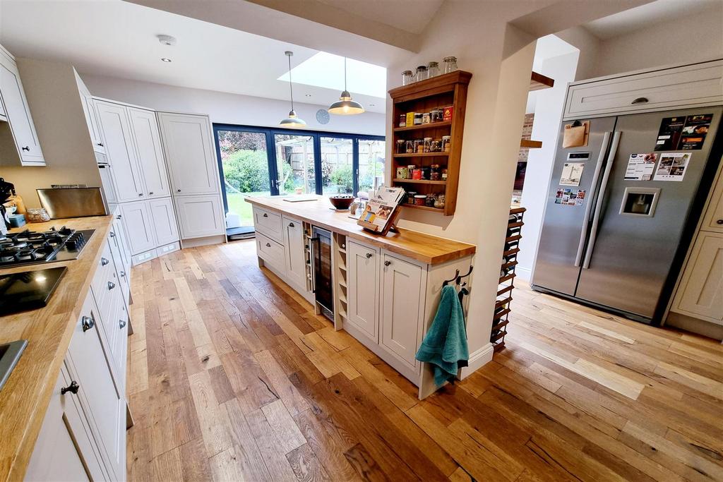 Luxury fitted kitchen/diner: pic 1