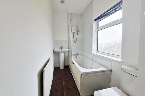 3 bedroom semi-detached house to rent, Broadway, Leeds LS18