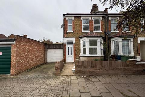 3 bedroom end of terrace house to rent, Byron Road, Harrow