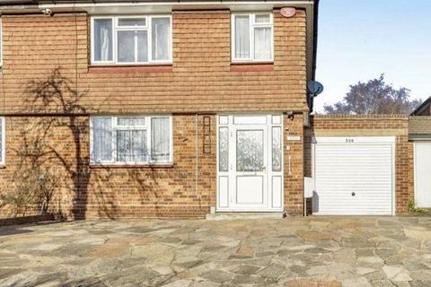 3 bedroom semi-detached house to rent, Park Avenue, Bushey WD23