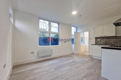 1 bedroom flat to rent, West Road, Westcliff-On-Sea SS0