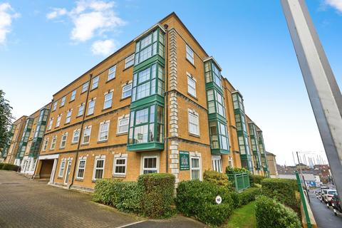 2 bedroom apartment to rent, Raleigh House, Cowes