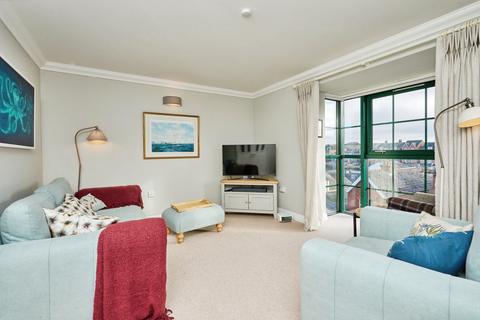 2 bedroom apartment to rent, Raleigh House, Cowes