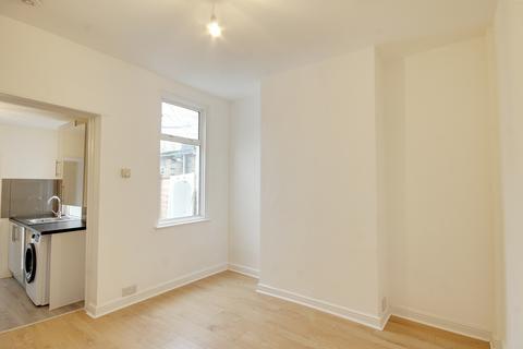 2 bedroom terraced house to rent, Faringford road, Stratford