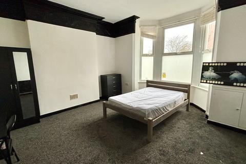 6 bedroom end of terrace house to rent, Larkdale Street, NG7