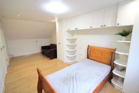 Studio to rent, Cumberland Road, Harrow