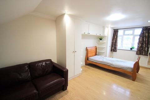 Studio to rent, Cumberland Road, Harrow