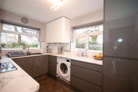 2 bedroom apartment for sale, St Lawrence Gardens, Leigh-On-Sea SS9