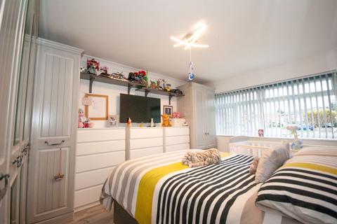 2 bedroom apartment for sale, St Lawrence Gardens, Leigh-On-Sea SS9