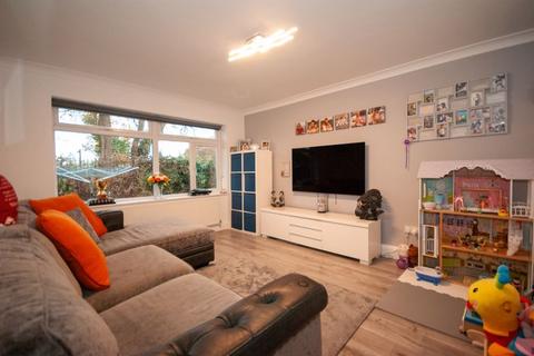 2 bedroom apartment for sale, St Lawrence Gardens, Leigh-On-Sea SS9