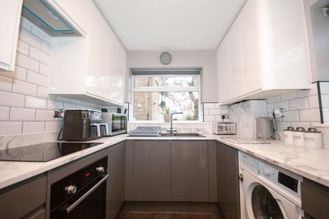 2 bedroom apartment for sale, St Lawrence Gardens, Leigh-On-Sea SS9