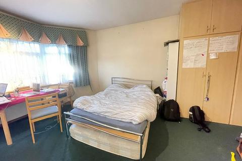 Studio to rent, London NW11