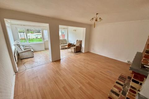 3 bedroom semi-detached house to rent, Queens Gardens, Rainham RM13