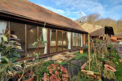 1 bedroom bungalow to rent, RYARSH, KENT.