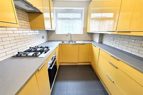 2 bedroom flat to rent, Dorchester Court, Buckingham Road, South Woodford