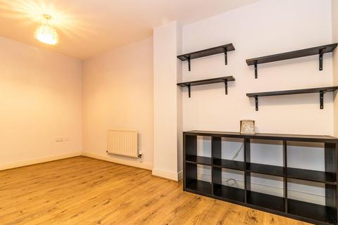 2 bedroom apartment to rent, Lake House, Manchester M15