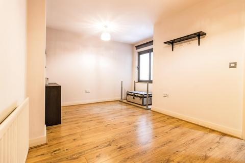 2 bedroom apartment to rent, Lake House, Manchester M15