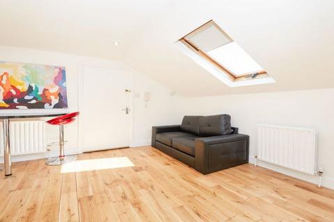 Studio to rent, NW6