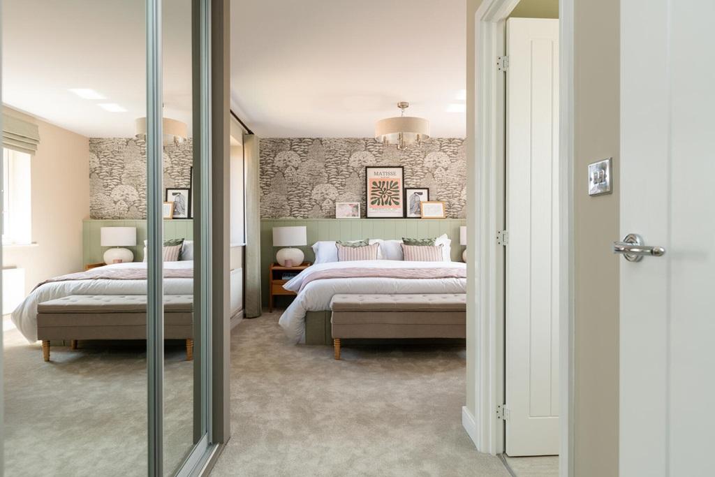 Dual aspect main bedroom