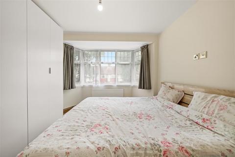 25 Whitton Drive, Greenford, UB6 0QY