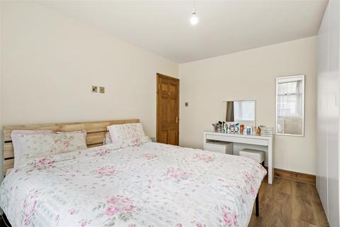 25 Whitton Drive, Greenford, UB6 0QY