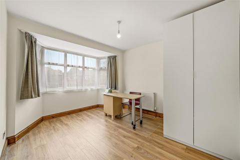 25 Whitton Drive, Greenford, UB6 0QY