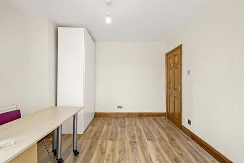 25 Whitton Drive, Greenford, UB6 0QY