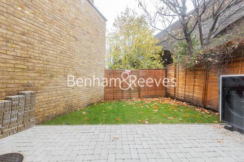 3 bedroom apartment to rent, Disraeli Road, Hammersmith SW15