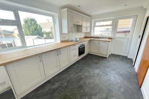 3 bedroom semi-detached house to rent, Dolphin Close, Plymouth PL9