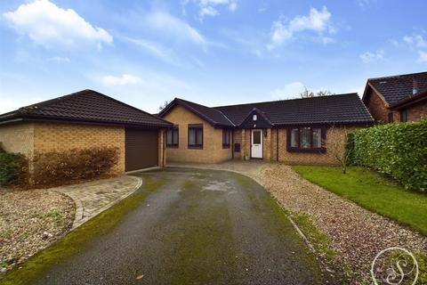 3 bedroom bungalow for sale, Templegate Close, Leeds