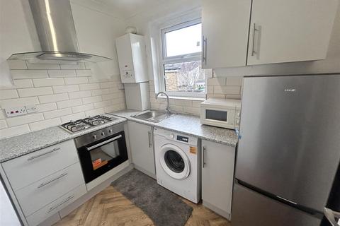 3 bedroom flat to rent, Melford Road, Ilford