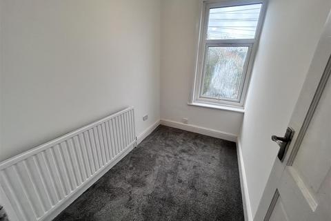 3 bedroom flat to rent, Melford Road, Ilford