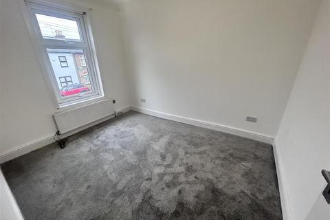 3 bedroom flat to rent, Melford Road, Ilford