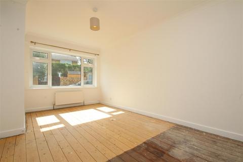 2 bedroom flat to rent, London Road, Guildford