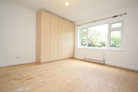 2 bedroom flat to rent, London Road, Guildford