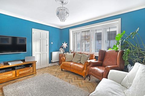 11 Centre Avenue, Epping, CM16 4JU