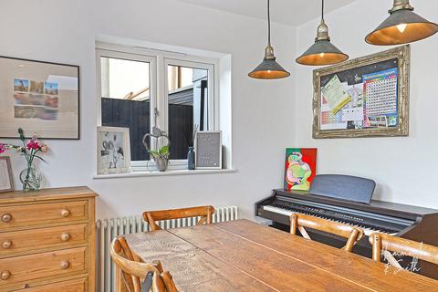 11 Centre Avenue, Epping, CM16 4JU