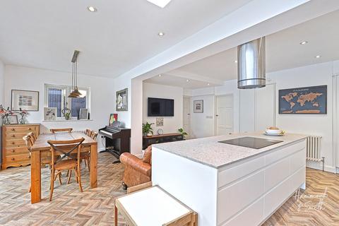 11 Centre Avenue, Epping, CM16 4JU